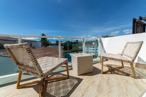 Suite junior, balcón, vista al jardín | Balcón