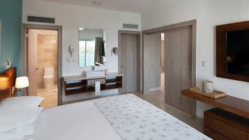 Suite Luxe, balcon, vue mer | Coffres-forts dans les chambres, rideaux occultants