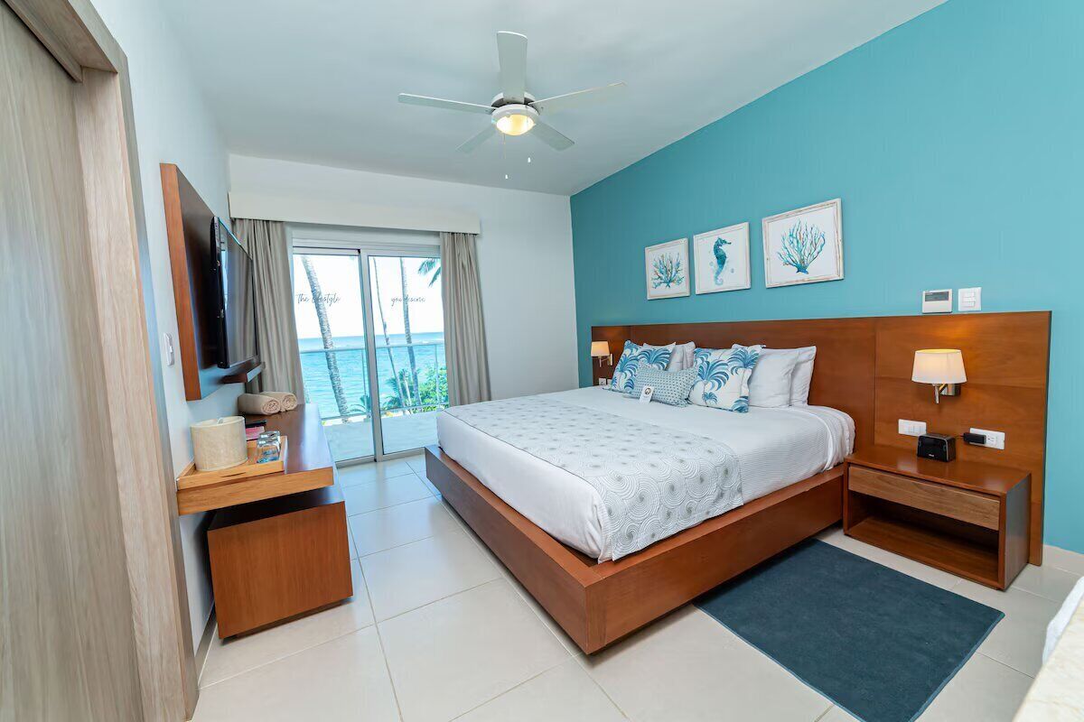 Luxury Suite, Balcony, Sea View | In-room safe, blackout drapes, iron/ironing board