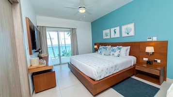 Luxe suite, balkon, uitzicht op zee | Een kluis op de kamer, verduisterende gordijnen