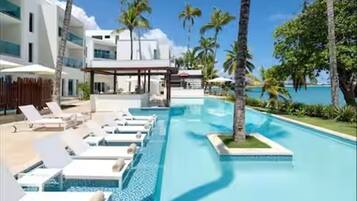 12 hồ bơi ngoài trời