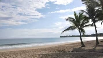 På stranden, hvit sand og 11 strandbarer