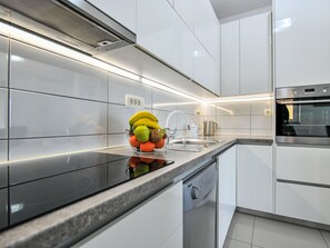Fridge, microwave, oven, dishwasher - Apartment Dijana by Interhome (Imotski)
