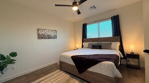 Tabla de planchar con plancha, internet y ropa de cama