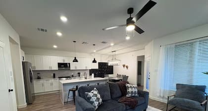 3BR Waterfront Oasis with Lagoon Access and Private Garage