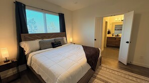 Tabla de planchar con plancha, internet y ropa de cama 