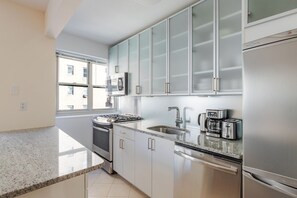Frigorifero, microonde, forno, piano cottura