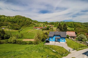 Exterior - 4 - Bedroom House With Hot Tub & Sauna, Desinić, Croatia (Desinić)