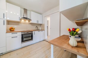 Fridge, microwave, oven, stovetop - 4 - Bedroom House With Hot Tub & Sauna, Desinić, Croatia (Desinić)