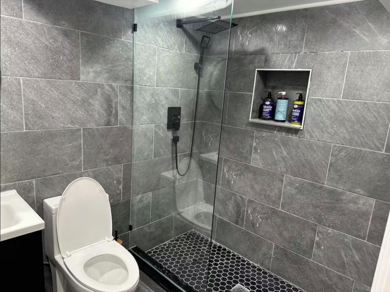 Hårføner, håndklær, såpe og toalettpapir