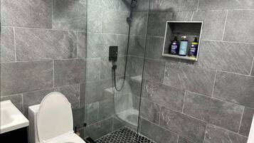 Hårføner, håndklær, såpe og toalettpapir