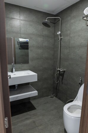 Einzelzimmer, Stadtblick | Badezimmer | Dusche, Haartrockner, Handtücher, Seife