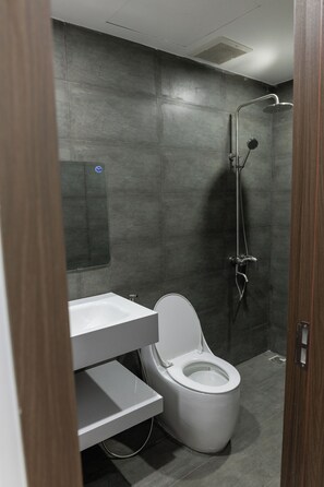 Double Room Single Use | Bathroom | Shower, hair dryer, towels, soap - Khánh Vy Hotel (Phuong Vy Da)