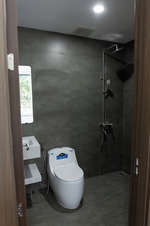 Doppel- oder Zweibettzimmer, Stadtblick | Badezimmer | Dusche, Haartrockner, Handtücher, Seife