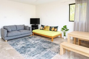 Smart TV - Premium 2 Bedroom Home Near Brisbane Airport Ideal for Families & Business Stays (Clayfield)