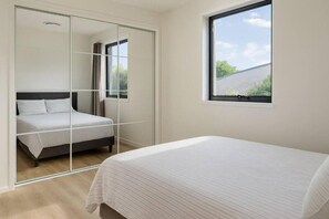 2 bedrooms, iron/ironing board, free WiFi, bed sheets - Premium 2 Bedroom Home Near Brisbane Airport Ideal for Families & Business Stays (Clayfield)