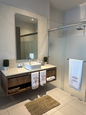 Dusche, Haartrockner, Handtücher, Seife