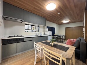 Private kitchen - Tsubame-no-ie Imazato] Detached house｜A 3-minute walk from Shin-Fukae Station｜A 5-minute walk from Imazato Station｜Namba, Umeda, Tennoji, Nara｜Excellent access｜Up to 8 people (Oimazato-minami, Higashinari-ku, Osaka-shi)