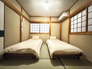 Internet, bed sheets - Tsubame-no-ie Imazato] Detached house｜A 3-minute walk from Shin-Fukae Station｜A 5-minute walk from Imazato Station｜Namba, Umeda, Tennoji, Nara｜Excellent access｜Up to 8 people (Oimazato-minami, Higashinari-ku, Osaka-shi)