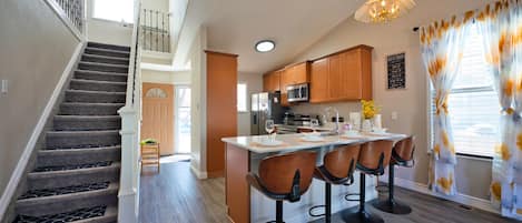 Jääkaappi, mikroaaltouuni, uuni, liesi