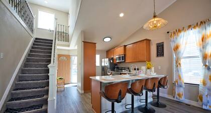 Spacious 3-bedroom townhome in gorgeous Denver, 10mls away to Denver Airport