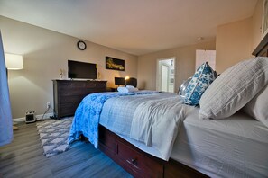 3 bedrooms, desk, iron/ironing board, free WiFi