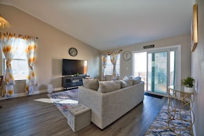 Smart TV, fireplace, computer monitors