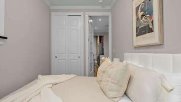 2 bedrooms, iron/ironing board, Internet, bed sheets