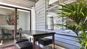 Outdoor dining - The Parkside Luxe Escape - Entire CBD 2 Bedroom House (South Melbourne)