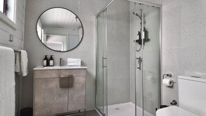 Hair dryer, towels, soap, toilet paper - The Parkside Luxe Escape - Entire CBD 2 Bedroom House (South Melbourne)