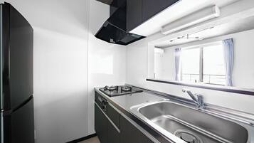 Apartemen | Dapur pribadi | Lemari es, microwave, kompor, dan penanak nasi