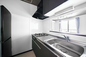 Apartment | Private kitchen | Fridge, microwave, stovetop, rice cooker - HILLS NISEKO 106 (Niseko)