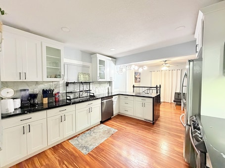 Private kitchen. RiverFront 3bdr House Next to Airport, I5, Golfing, Casino, Mall, Boeing Mesuem