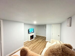 Living area - RiverFront 3bdr House Next to Airport, I5, Golfing, Casino, Mall, Boeing Mesuem (Tukwila)