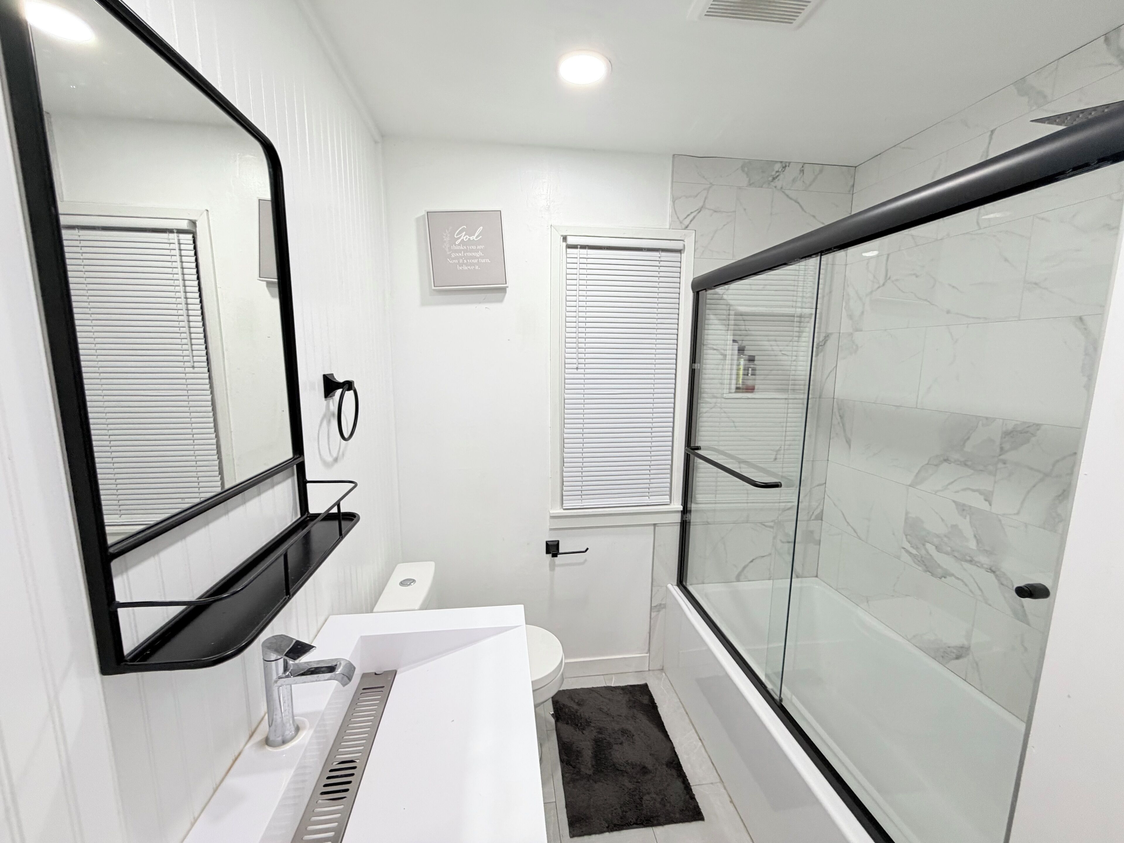 Dusj, hårføner, håndklær og såpe