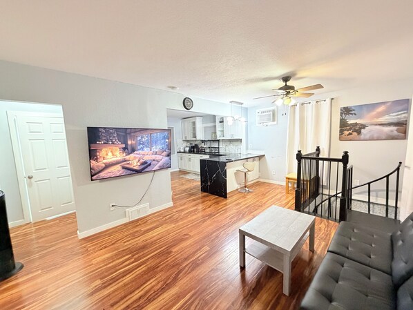 Living area - RiverFront 3bdr House Next to Airport, I5, Golfing, Casino, Mall, Boeing Mesuem (Tukwila)