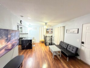 Living area - RiverFront 3bdr House Next to Airport, I5, Golfing, Casino, Mall, Boeing Mesuem (Tukwila)
