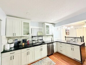 Private kitchen - RiverFront 3bdr House Next to Airport, I5, Golfing, Casino, Mall, Boeing Mesuem (Tukwila)