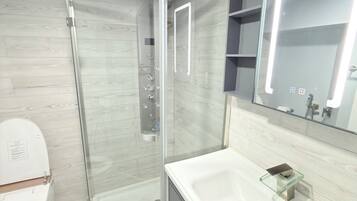 Suihku, hiustenkuivaaja, pyyhkeet, saippua