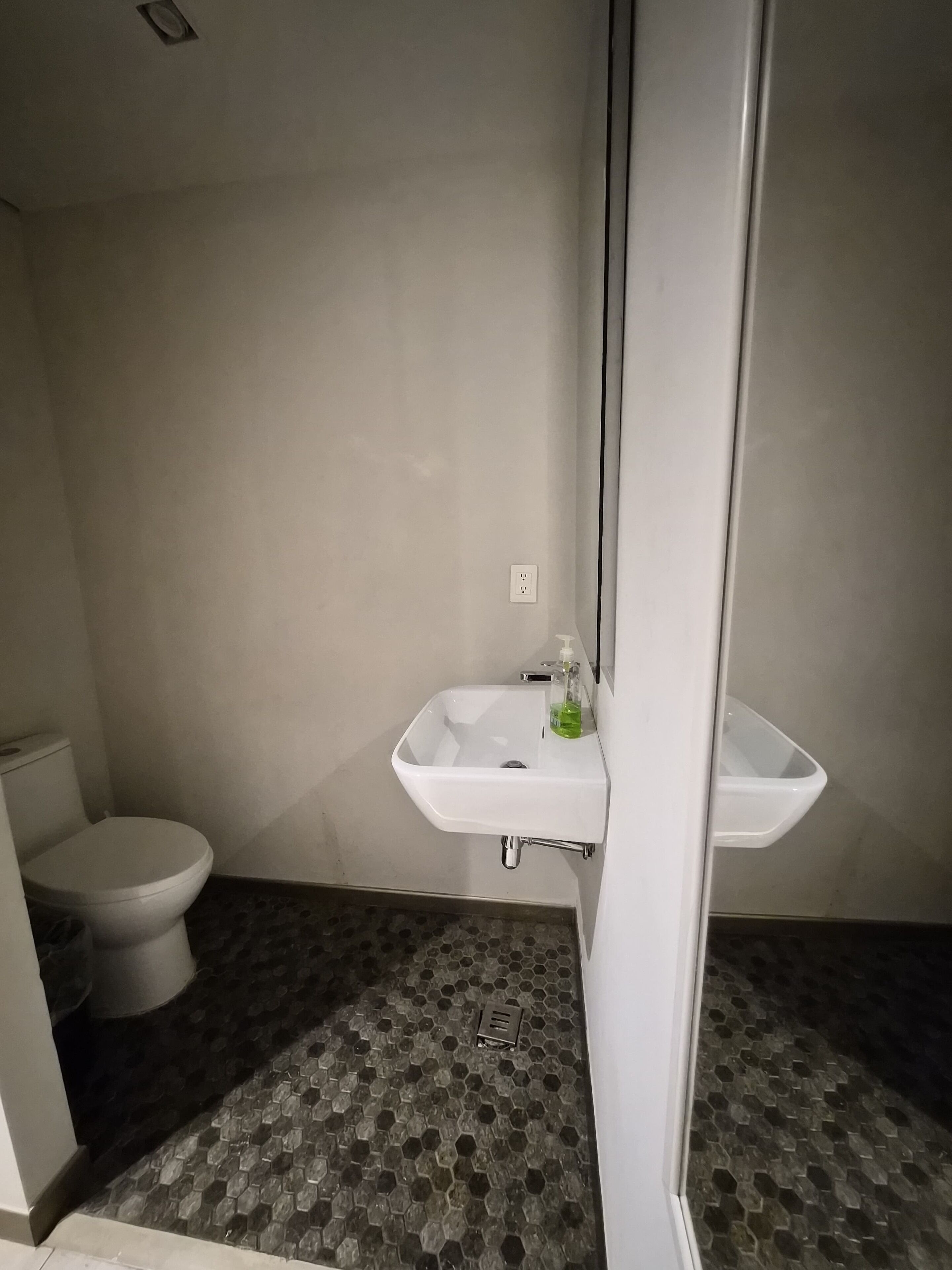 Serviettes fournies, savon, papier toilette