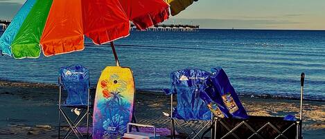 Plage, chaises longues, serviettes de plage