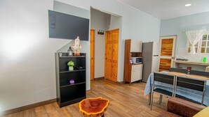 A compact living space with a kitchenette, a dining area, and a small seating area. - Villa Mali Arenal La Fortuna La Fortuna Costa Rica Jacuzzi Area (Provincia de Alajuela)
