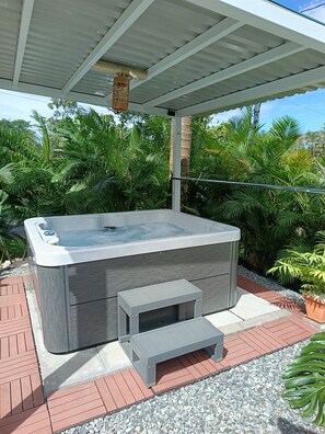 Outdoor spa tub - Villa Mali Arenal La Fortuna La Fortuna Costa Rica Jacuzzi Area (Provincia de Alajuela)