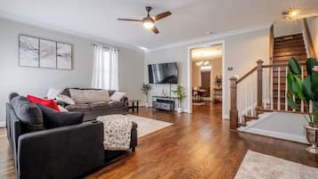 TV connectée, baby-foot, livres