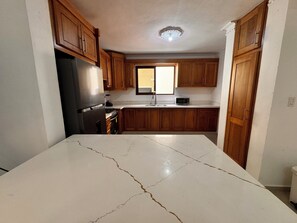 Private kitchen - Enjoy Huge 4 Bedrooms and 3 Bathrooms (Santiago de los Caballeros)
