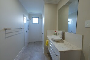 Shower, towels, soap, toilet paper - Explore the great South West in comfort. (South Bunbury)