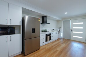 Private kitchen - Explore the great South West in comfort. (South Bunbury)