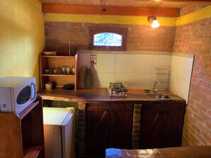 Refrigerador, microondas, utensilios de cocina y comedor 