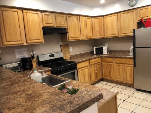 B1 Walkable Temple hospital , quiet one bedroom, share 2 bathroom,kitchen