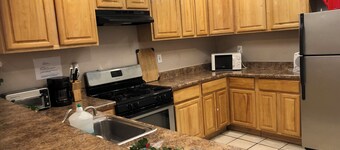 B1 Walkable Temple hospital , quiet one bedroom, share 2 bathroom,kitchen